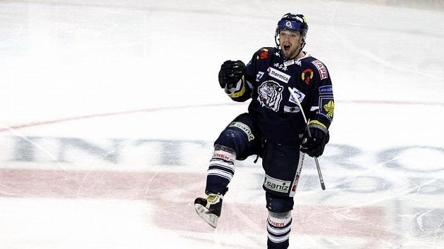 Liberecký obránce Lukáš Derner oslavuje vstřelený gól v pátém utkání čtvrtfinále play-off na ledě Plzně.