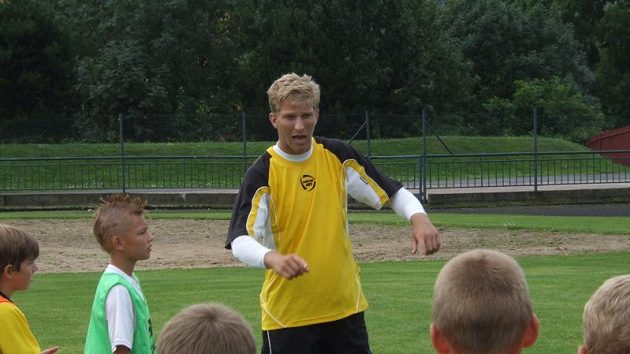 Petr Mikolanda se svými malými svěřenci během střeleckého tréninku na kempu v Klášterci nad Ohří.