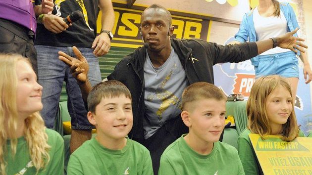Jamajský sprinter Usain Bolt se po Zlaté tretře setkal v Praze s mladými atlety.