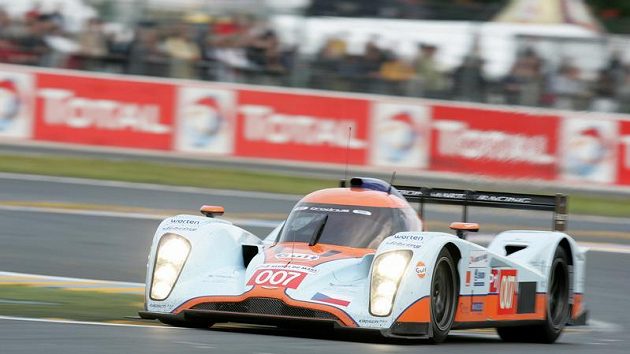 Prototyp Aston Martin posádky Charouz, Enge, Mücke při kvalifikaci závodu 24 hodin Le Mans.