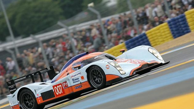 Prototyp Aston Martin posádky Charouz, Enge, Mücke při kvalifikaci na 24 hodin Le Mans