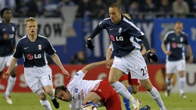 Bobby Zamora z Fulhamu (vpravo) bojuje o míč s Jorise Mathijsenem z Hamburku. Vše sleduje Damien Duff.