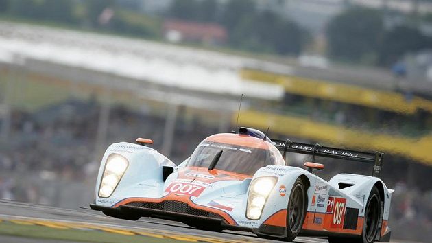 Prototyp Aston Martin posádky Charouz, Enge, Mücke při kvalifikaci závodu 24 hodin Le Mans.