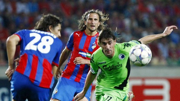 Plzeňští Marián Čišovský, Petr Jiráček a Santin z Kodaně (zleva) v odvetě 4. předkola LM.