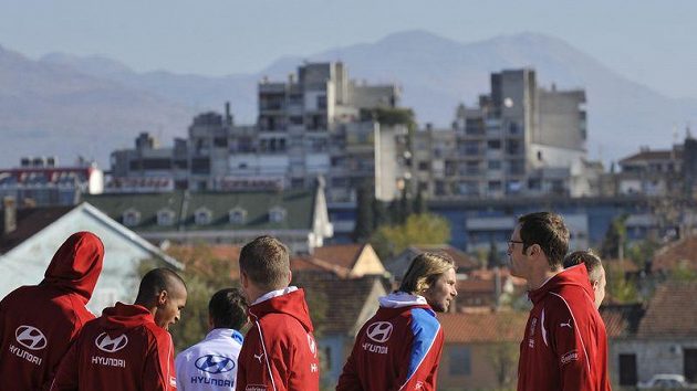 Fotbalisté české reprezentace si vyšli na procházku po černohorské Podgorici, kde se utkají v odvetě baráže o postup na mistrovství Evropy s Černou Horou.