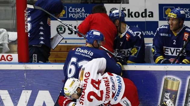Michal Vondrka ze Slavie (vpravo) bojuje u hrazení s vítkovickým Lukášem Klimkem.