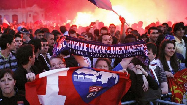 Fotbalová atmosféra v centru Lyonu. Fanoušci Olympique sledovali semifinálový duel v Mnichově na velkoplošných obrazovkách.