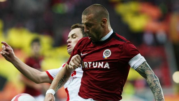 Obránce Sparty Tomáš Řepka (vpředu) brání Zdeňka Šenkeříka ze Slavie v pražském derby.