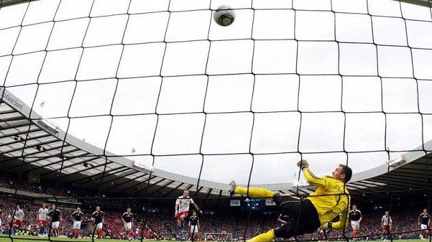Michal Kadlec proměňuje penaltu, skotský brankář Allan McGregor na ni neměl nárok...
