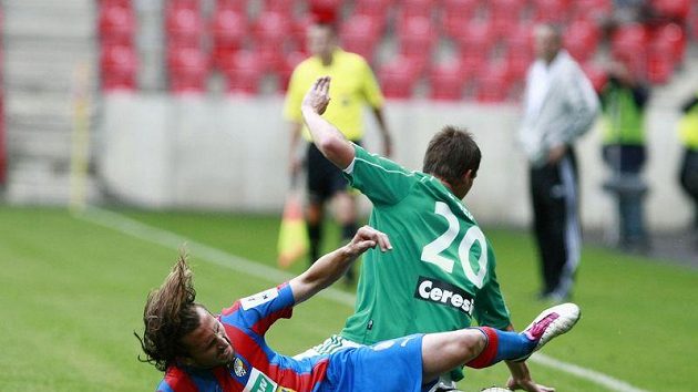 Plzeňský Petr Jiráček (vlevo) v ostrém souboji s Tomášem Borkem z Bohemians 1905.