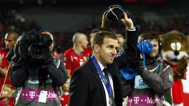 Karel Poborský přebírá ocenění od UEFA před utkáním České republiky se Španělskem.