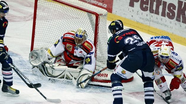 Liberecký Pavel Kašpařík se snaží překonat slávistického brankáře Roberta Slipčenka.