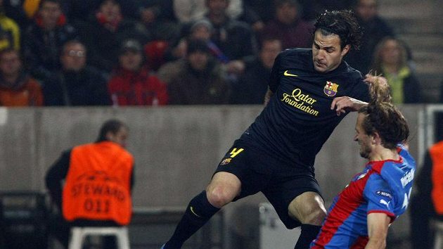 Plzeňský Petr Jiráček (vpravo) se snaží zastavit Cesce Fabregase z Barcelony ve 4. kole základní fáze Ligy mistrů.