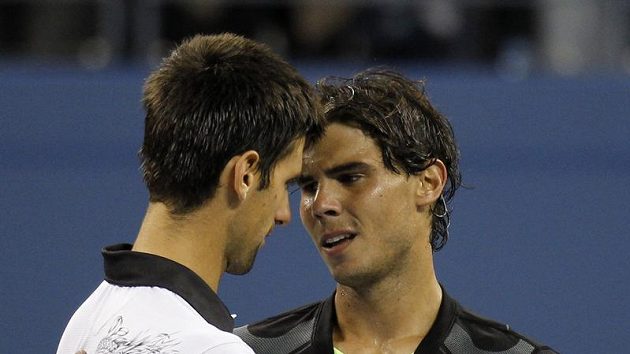 Novak Djokovič (vlevo) gratuluje Rafaelu Nadalovi k vítězství ve finále US Open.