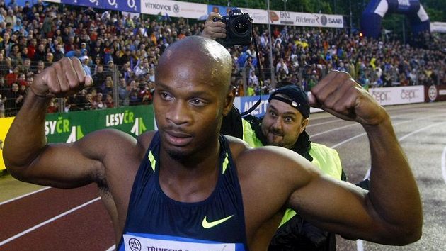 Jamajský sprinter Asafa Powell se raduje z víězství na trati 100 metrů na mítinku Zlatá tretra v Ostravě.