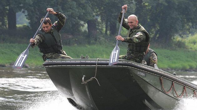 Přitáhni! Vodní slalomáři Jaroslav Volf (vpravo) a Ondřej Štěpánek na vojenském člunu.