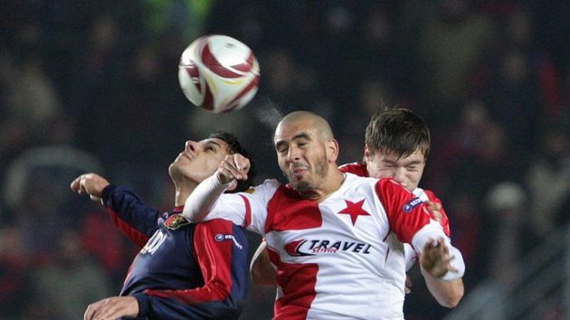 Hocine Ragued ze Slavie (uprostřed) ve vzdušném souboji se Sergio Floccarim z Janova.