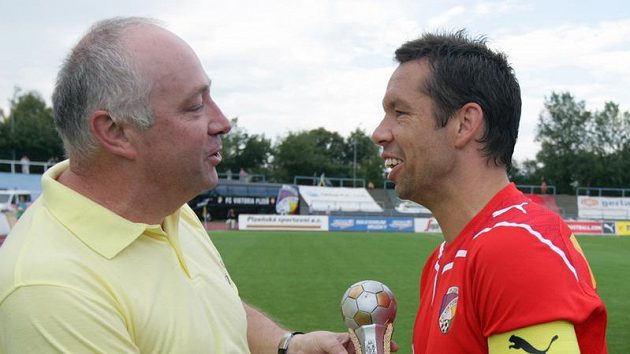 Sportovní novinář Práva Karel Felt (vlevo) předává kapitánovi Plzně Pavlu Horváthovi cenu deníku Právo.