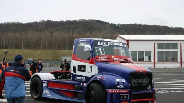 Stáj Buggyra představila při testech v Mostě nový agresivnější design závodního vozu.