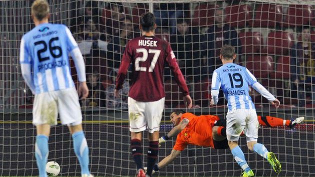 Brankař Sparty Milan Švenger inkasuje druhý gól od Jana Chramosty z Boleslavi (zcela vpravo).