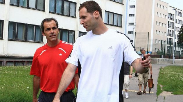 Petr Čech (vpravo) a trenér brankářů Chelsea Christophe Lollichon při zahájení gólmanovy fotbalové školy na Strahově