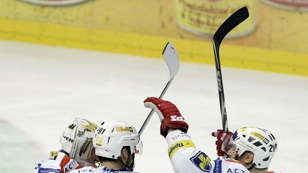 Vítězná radost hokejistů Slavie ve třetím utkání čtvrtfinále play-off se Zlínem.
