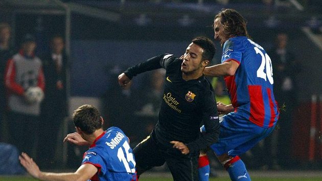 Plzeňští fotbalisté František Ševinský (vlevo) a Petr Jiráček zastavují Thiaga Alcantaru z Barcelony.