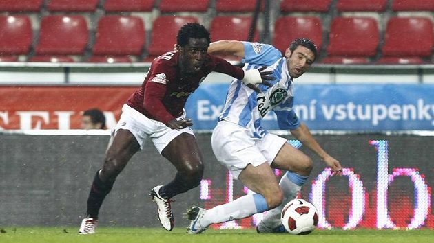 Sparťan Bony Wilfried (vlevo) proniká přes Vladimira Dimitrovského z Mladé Boleslavi.