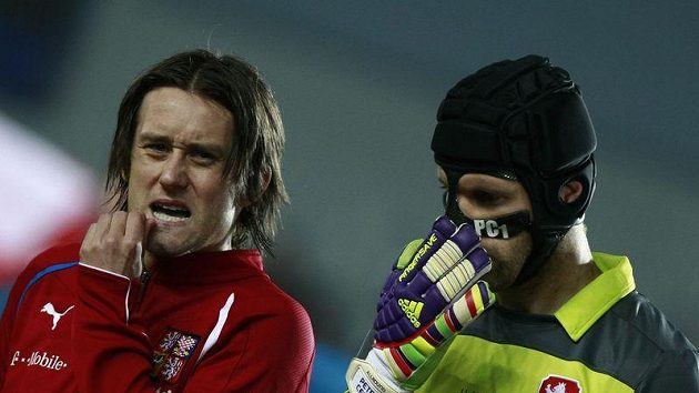 Kapitán českého týmu Tomáš Rosický (vlevo) a brankář Petr Čech před barážovým duelem s Černou Horou.