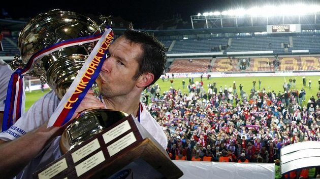 Šestý pohár je můj - plzeňský kapitán Pavel Horváth s trofejí pro vítěze Ondrášovka Cupu.