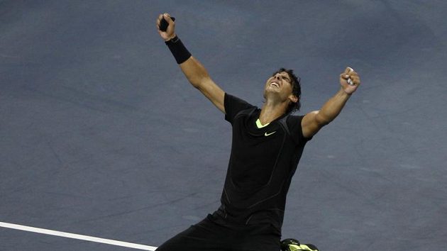 Rafael Nadal ze Španělska se raduje z vítězství ve finále US Open nad Novakem Djokovičem.