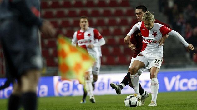 Obránce Sparty Jiří Kladrubský se snaží zastavit Jaroslava Černého ze Slavie v odvetě čtvtfinále Ondrášovka Cupu.