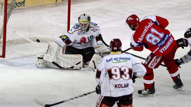 Budějovický bek René Vydarený (v červeném) překonává brankáře Sparty Tomáše Pöpperleho.