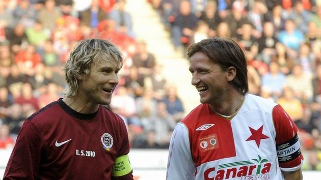Benefiční fotbalové utkání internacionálů Slavie a Sparty, při kterém se rozloučil se svojí kariérou Vladimír Šmicer (vpravo). Na snímku vlevo je Pavel Nedvěd.