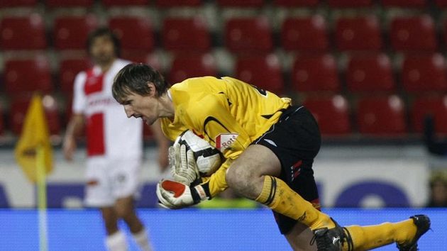 Brankář Slavie Martin Vaniak zasahuje v odvetě čtvtfinále Ondrášovka Cupu proti Spartě.