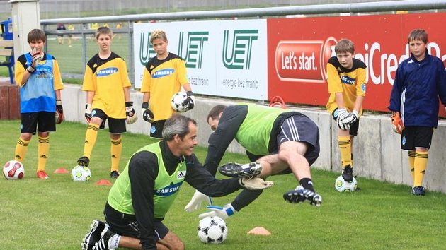 Petr Čech a trenér brankářů Chelsea Christophe Lollichon během prvního tréninku gólmanovy fotbalové školy na Strahově.