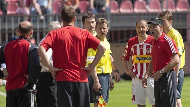 Trenér Viktorie Žižkov Ščasný (v čepičce) se rozčiluje na rozhodčí během utkání s Kladnem.