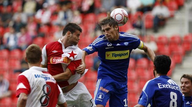 Slávista Ondřej Čelůstka (vlevo) v hlavičkovém souboji s Alešem Škerlem z Olomouce.