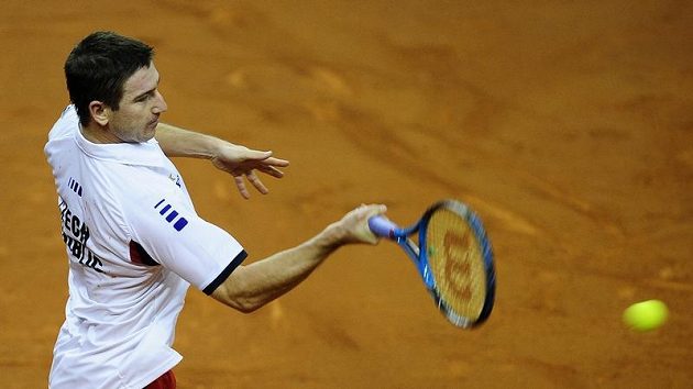 Český tenista Jan Hajek prohrál hladce se Španělem Rafaelem Nadalem ve finále Davis cupu v Barceloně.