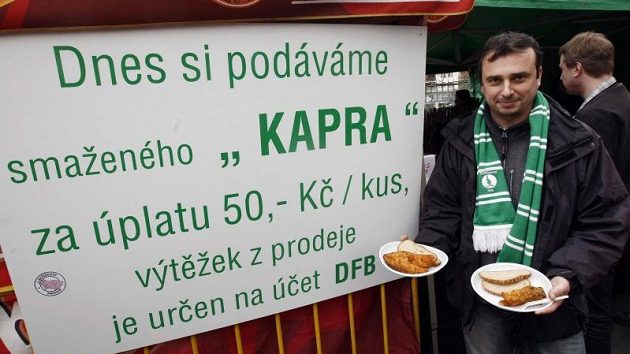 Místo obvyklých klobás si diváci v Ďolíčku před derby dvou Bohemek pochutnávali na smažených kaprech, ale fotbalu se nedočkali.