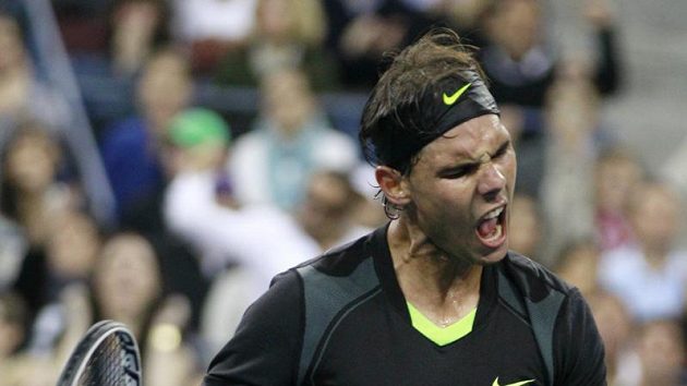Španělský tenista Rafael Nadal se raduje po jednom z míčků ve finále US Open proti Novaku Djokovičovi.
