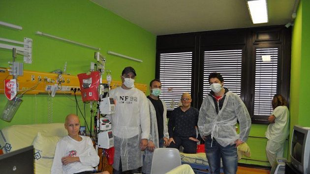 Hokejisté Slavie Petr Kadlec, Lukáš Krenželok a Tomáš Hertl navštívili děti v pražské nemocnici Motol.