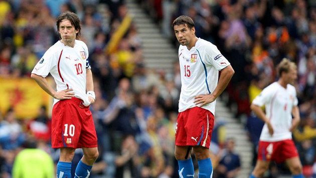Český kapitán Tomáš Rosický (vlevo) a Milan Baroš rozehrávají poté, co Skot Kenny Miller vstřelil gól.