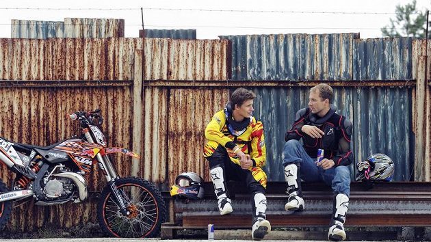 Freestylový motocyklista Petr Pilát (vlevo) a pilot Martin Šonka po tandemovém skoku na motorce.