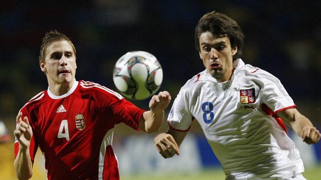 Jan Morávek v dresu české reprezentace do dvaceti let (vpravo) v souboji s Maďarem Mate Kissem v osmifinále mistrovství světa.