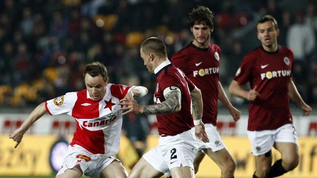 Obránce Sparty Tomáš Řepka atakuje Zdeňka Šenkeříka ze Slavie v odvetě čtvtfinále Ondrášovka Cupu.