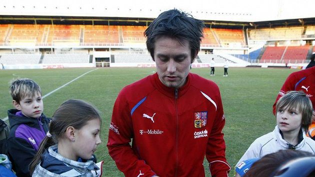 Kapitán české fotbalové reprezentace Tomáš Rosický se po tréninku podepisuje fanouškům.