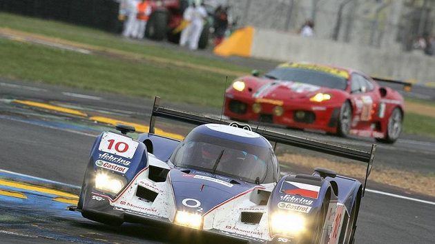 Vůz Lola-Aston Martin (vpředu) české stáje Charouz Racing System při závodu 24 hodin Le Mans.