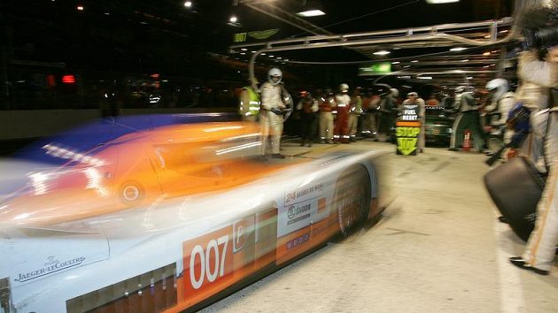 Prototyp Aston Martin posádky Charouz, Enge, Mücke při zastávce v boxech během závodu 24 hodin Le Mans