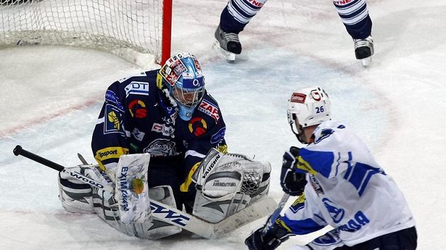 Plzeňský Tomáš Vlasák se snaží překonat brankáře Liberce Marka Pince v pátém utkání čtvrtfinále play-off.